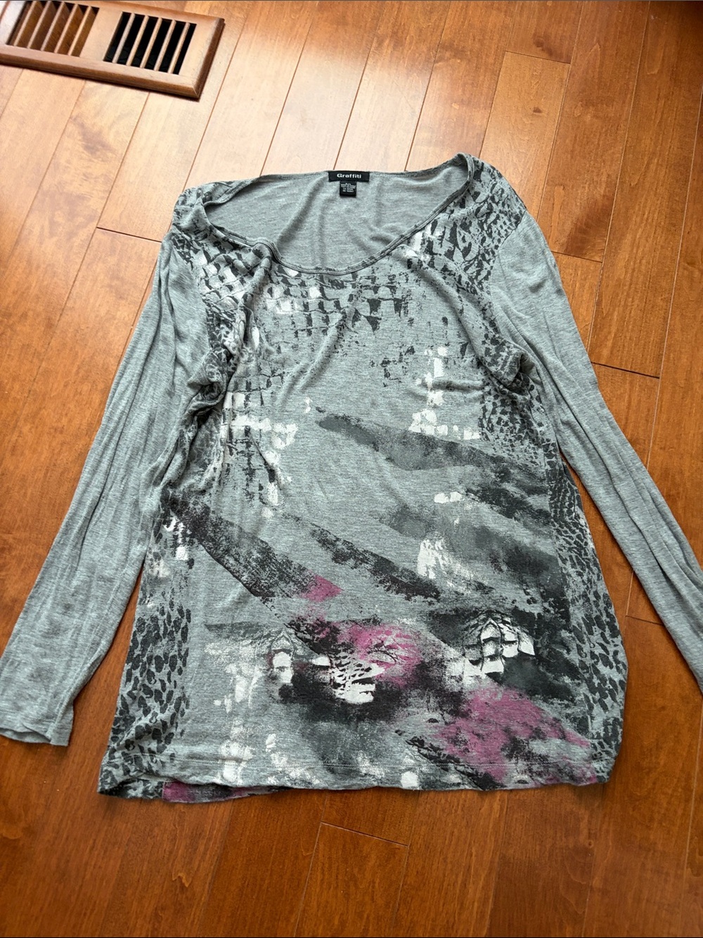 Graffiti-Print Long Sleeve Scoop Neck Top in Gray with Pink Accents